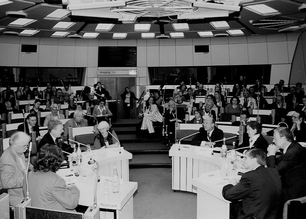 Expertenrunde auf der ITB 2002  -  Linke Tischseite im Uhrzeigersinn:  Messner, Franke, Winkelmann, T&uuml;ting  / Rechte Tischseite:  Posch, Zimmermann, Krombach, H&ouml;bel.